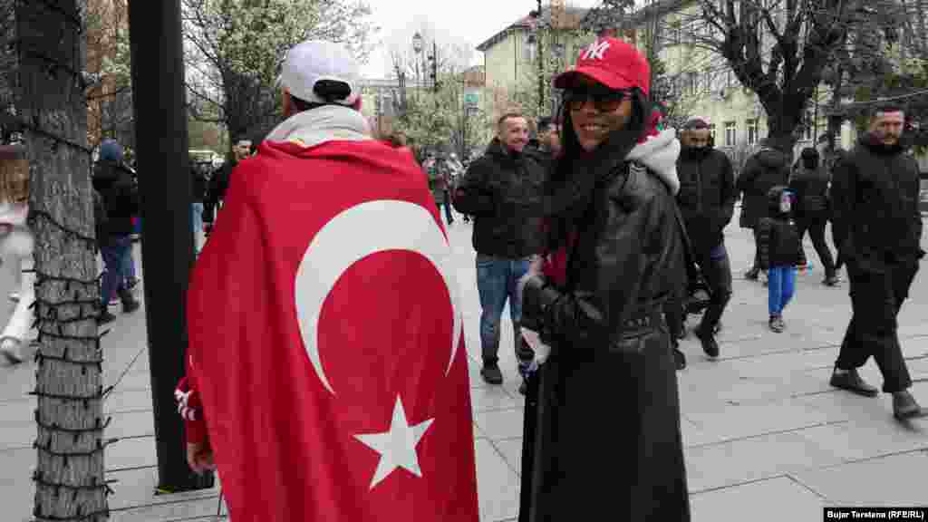 Tifozë turq në Prishtinë në prag të ndeshjes vendimtare të kombëtares së tyre kundër Kosovës për një vend në Kupën e Botës 2026.