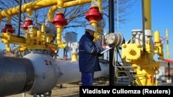 An employee works at the Chisinau-1 gas distribution plant of Moldovatransgaz energy company. (file photo)