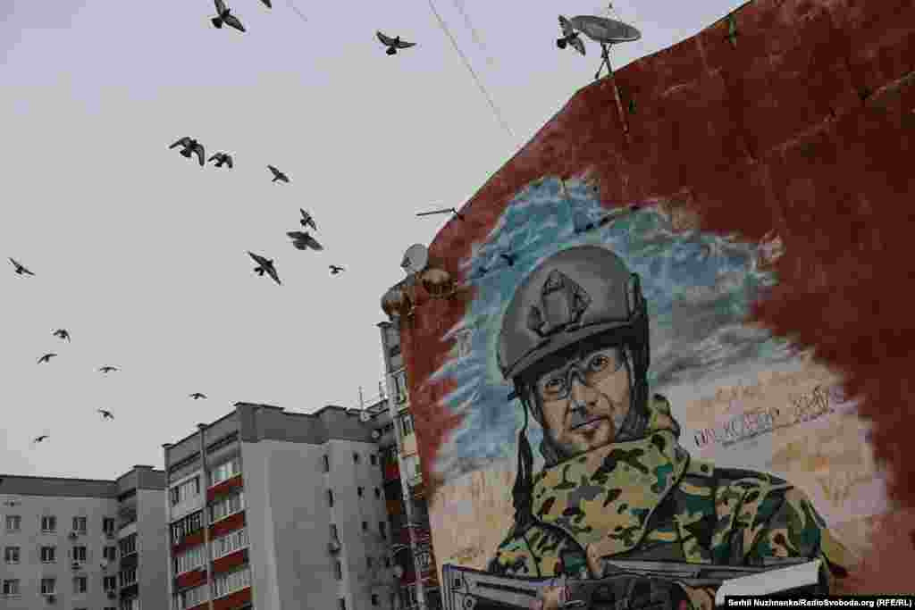 На Подолі у Києві присвятили мурал загиблому герою та чемпіону України з хокею Олександру Хмілю. Олександр долучився до Сил оборони з перших днів повномасштабного вторгнення. 12 травня 2023 року під Бахмутом він загинув