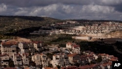 Așezările israeliene, populate în mare parte de oameni de etnie evreiască, au fost construite pe teritorii ocupate de Israel în războiul din 1967.