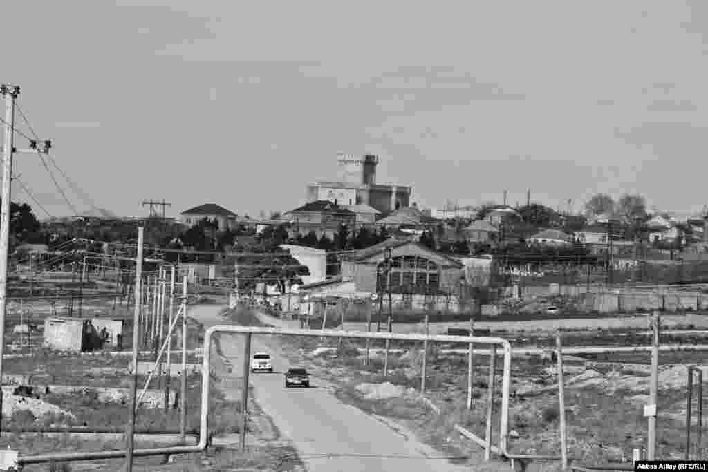 XVI əsrə aid Ramana qalası Bakının Ramana kəndində yerləşir. Ağ daşdan tikilmiş bu qalanın dəqiq tarixi bəlli deyil.
