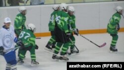 Türkmen hokkeýçileri (arhiwden alnan illýustrasiýa suraty)