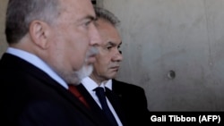 Russian Defense Minister Sergei Shoigu (right) and his Israeli counterpart, Avigdor Lieberman, in Jerusalem last year