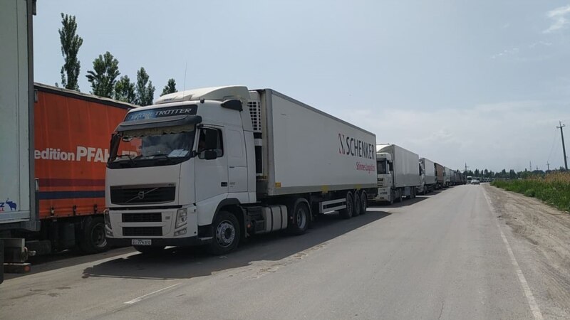 В Таджикистане на границе с Узбекистаном застряли около 10 кыргызстанских грузовиков
