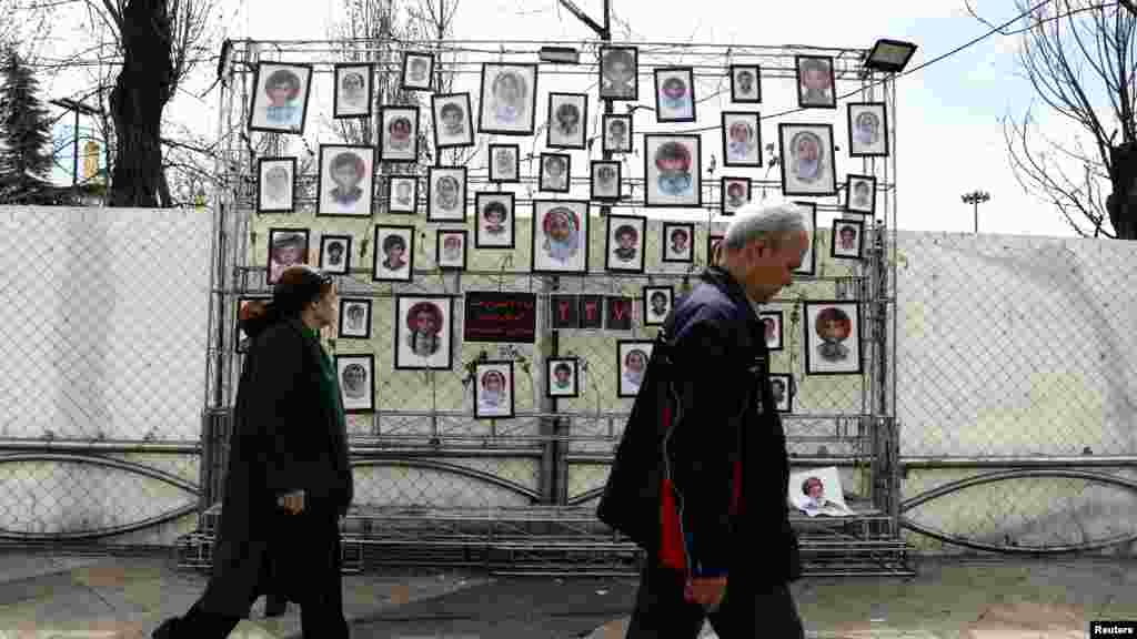 Ljudi u Teheranu prolaze pored fotografija djece poginule u napadima tokom američko‑izraelskog sukoba s Iranom.