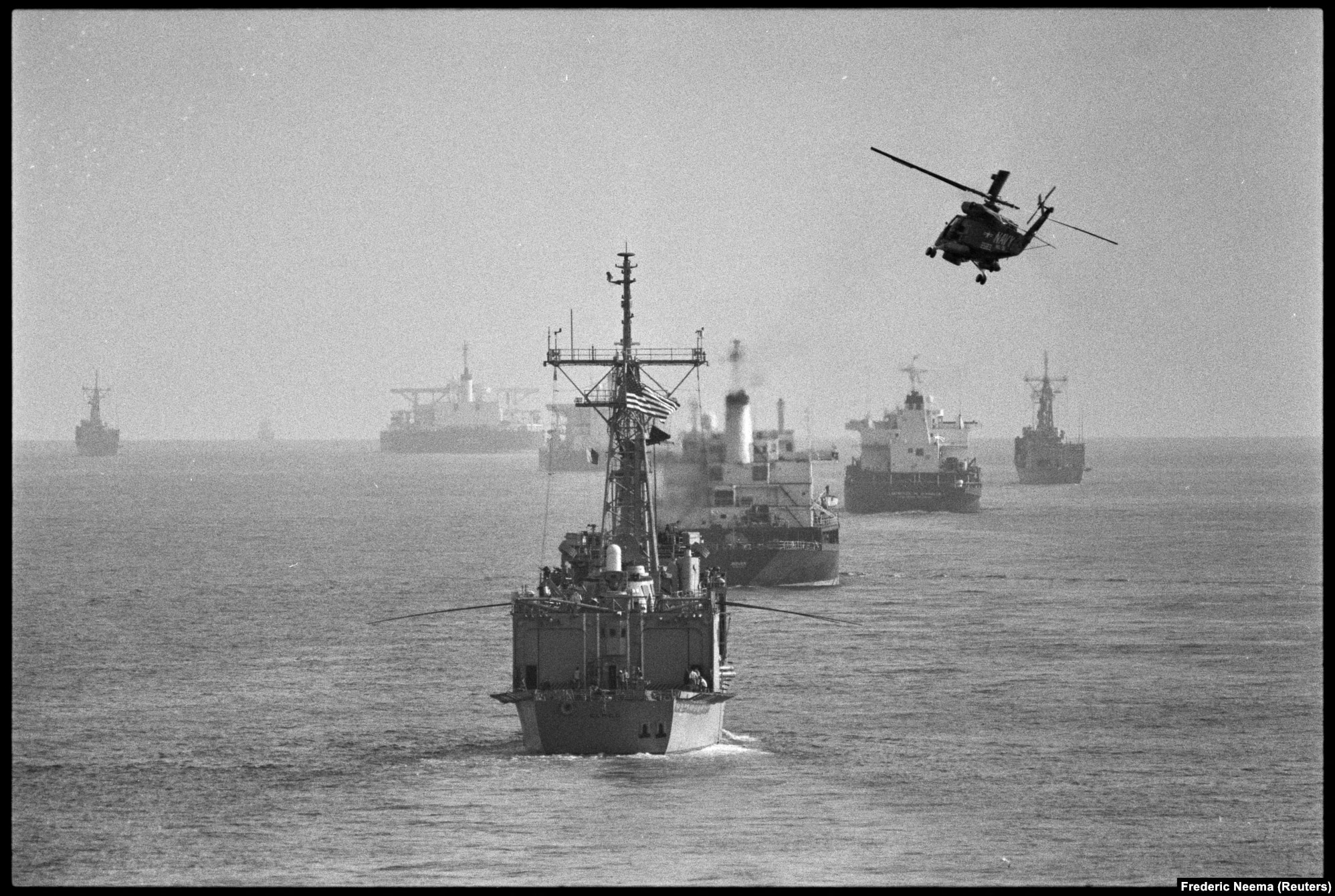 Një helikopter ndjek një anije amerikane dhe disa cisterna që po lundronin në Gjirin Persik në qershor të vitit 1988.