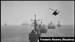 Helikopter prati američki pomorski konvoj tankera kroz Perzijski zaliv u junu 1988. godine.