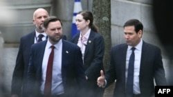 Vicepreședintele american JD Vance și secretarul de stat Marco Rubio părăsesc clădirea biroului executiv Eisenhower din campusul Casei Albe după o întâlnire cu ministrul danez de externe, Lars Lokke Rasmussen, și ministrul de externe al Groenlandei, Vivian Motzfel.