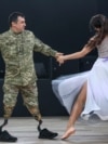 Soldatul ucrainean Artem dansează cu partenera sa, Polina, la balul caritabil Brave Hearts din Kiev, pe 31 mai. <br><br>„Pe de o parte, este foarte simplu”, a spus militarul, care are ambele picioare amputate. „Pe de altă parte, este foarte dificil din punct de vedere fizic. Trebuie să visezi, să-ți stabilești obiective, să mergi mai departe și să demonstrezi prin exemplu că nimic nu este imposibil.”<br><br>Fotografie de Serhiy Nuzhnenko / Serviciul Ucrainean al Europei Libere.
