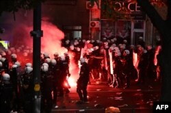 Факели помеѓу демонстрантите и полицијата