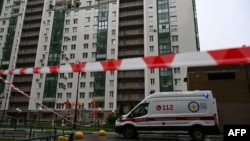 O ambulanță este parcată în fața unei clădiri de apartamente avariate în urma unui atac cu dronă în Krasnogorsk, în regiunea Moscova. 24 octombrie 2025.