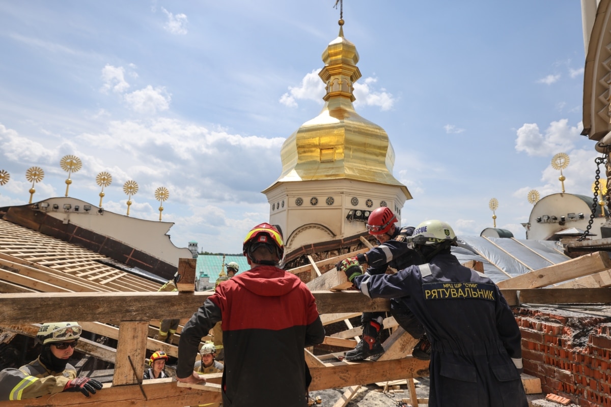 Рятувальники працюють на даху Свято-Успенського собору, пошкодженого атакою армії РФ. Київ, 17 червня 2026 року