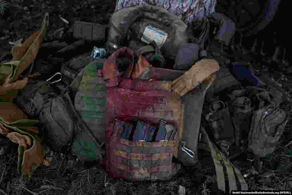 Залишені бронежилети і аптечки загиблих і поранених українських військових, неподалік від Соледару Донецької області, січень 2023 року.Україна отримає ракети, танки, бойову авіацію і багато чого ще. Але, кажуть бійці, є один ресурс, із яким союзники допомагати не будуть ніколи