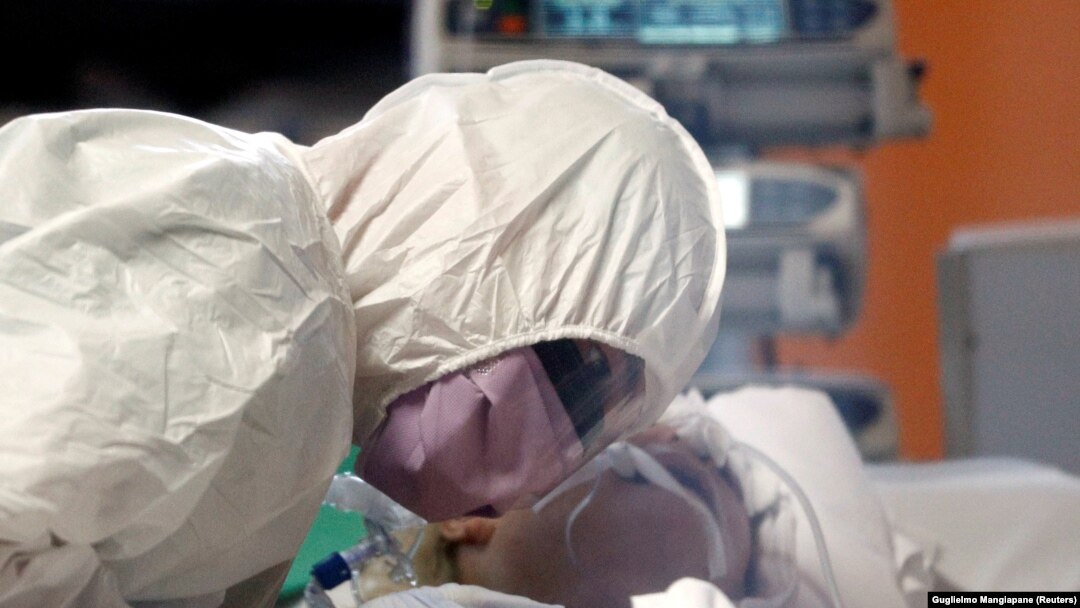 Medic italian tratând un pacient cu COVID-19 într-un spital din Roma