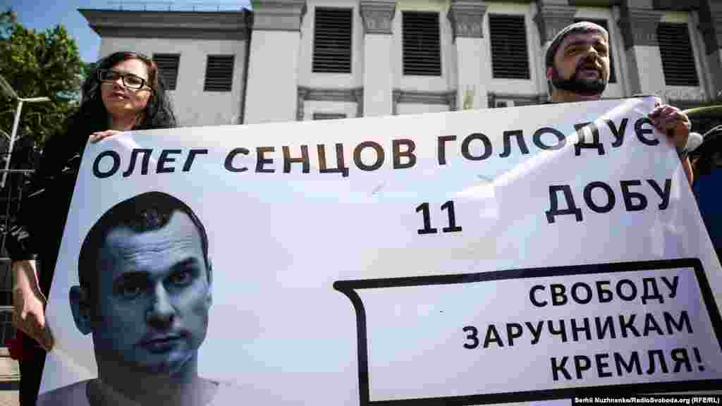 16 травня стало відомо, що Сенцов оголосив безстрокове голодування