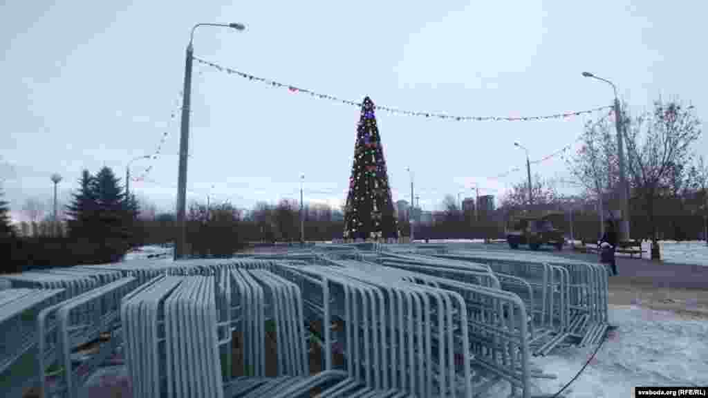 Новы Год 2013, Менск. Турнікеты каля месца масавых гуляньняў.