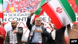 علی چگینی، سفیر جمهوری اسلامی در ونزوئلا، در تظاهرات حمایت از جمهوری اسلامی و فلسطینی‌ها در کاراکاس، تابستان ۱۴۰۴