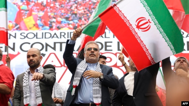 علی چگینی، سفیر جمهوری اسلامی در ونزوئلا، در تظاهرات حمایت از جمهوری اسلامی و فلسطینیها در کاراکاس، تابستان ۱۴۰۴