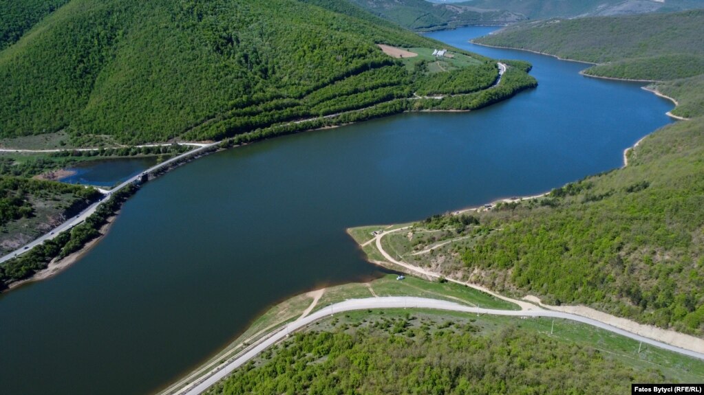 Pamje nga droni të Liqenit të Badovcit i mbushur me ujë pas reshjeve të javëve të fundit. 