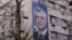 Një baner i ish-presidentit të Kosovës, Hashim Thaçi, në murin e një ndërtese në Prishtinë.