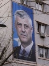 Një baner i ish-presidentit të Kosovës, Hashim Thaçi, në murin e një ndërtese në Prishtinë.