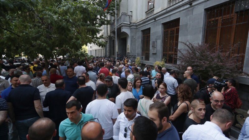 Акция протеста перед зданием прокуратуры с требованием освободить Армена Чарчяна 