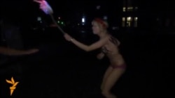 Активистки FEMEN протестовали против визита Лукашенко в Киев