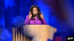 Vedeta de televiziune Oprah Winfrey a apărut neanunțată la Convenția Națională Democrată în a treia zi.