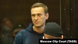 Рускиот опозициски лидер Алексеј Навални кој е обвинет за непочитување на условите за условна казна за проневера присуствува на судско рочиште во Москва, 2 февруари 2021 година