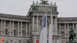 ОБСЕ-н коьртачу офисана хьалха Оьрсийчоьнна дуьхьал митинг дIаяьхьна нохчаша а, украинахоша а