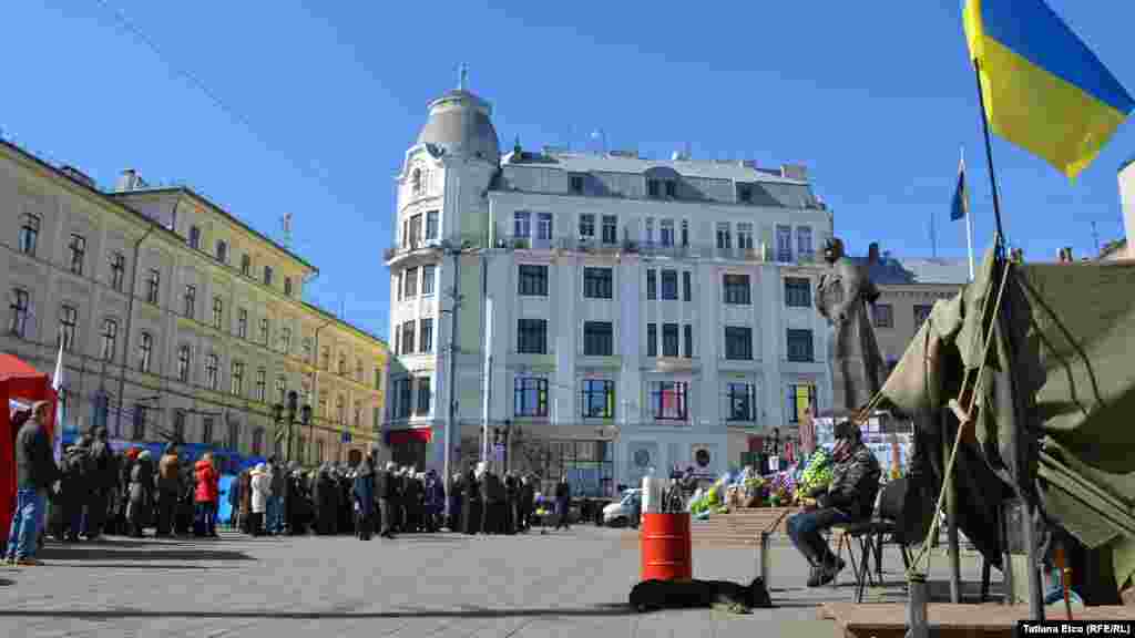 Zeci de persoane au venit să depună flori la monumentul lui Taras Șevcenko și să participe la acțiunea dedicată zilei de naștere a poetului.10 martie 2014,Cernăuți. 