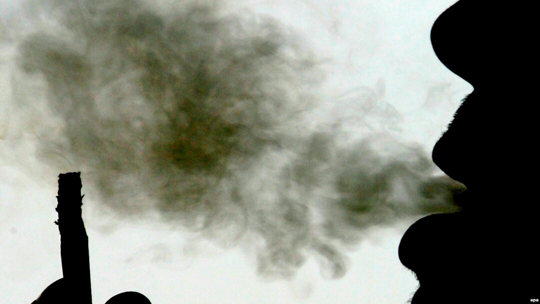 imagine generică prezentând un bărbat care fumează
