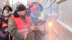 В Киеве демонтируют незаконные надстройки над Домом профсоюзов (видео)