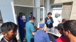 Одного из раненых доставляют в больницу Исфары, Таджикистан.