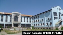 Кадыржан Батыровго тиешелүү имараттардын бири. Жалал-Абад шаары. 