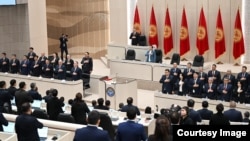 Президент баш болгон өкмөт мүчөлөрү, депутаттар гимн ырдап жатышат. Жогорку Кеңеш. 2025-жылдын 17-декабры.