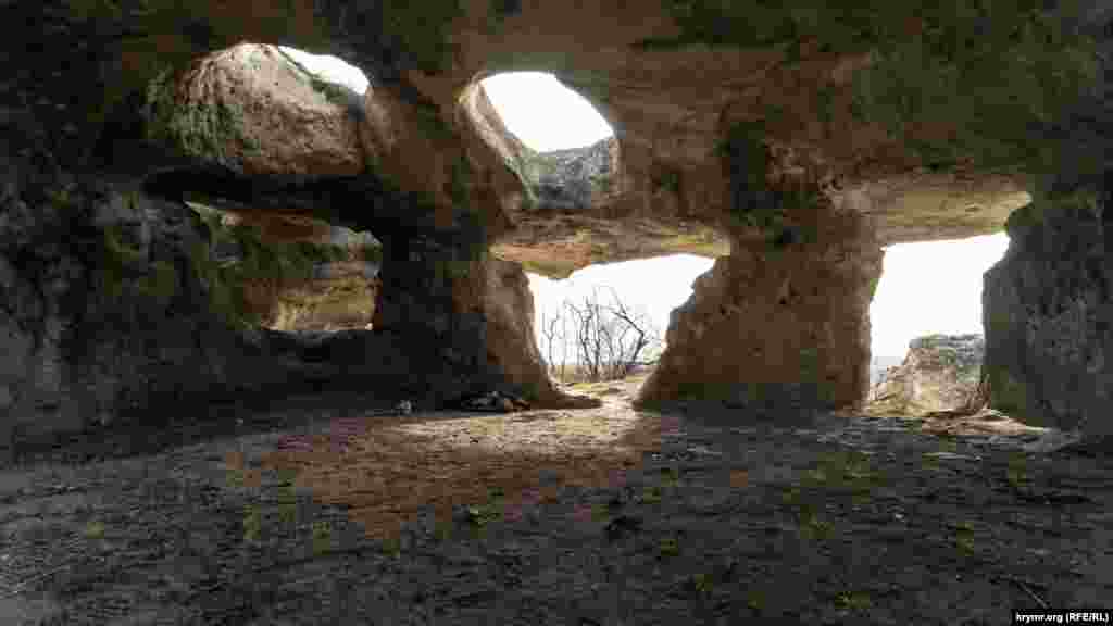 В древнем христианском храме. Таких на Бакле несколько. Неподалеку в 1984 году был обнаружен каменный подземный склеп с инвентарем второй половины VIII-IX веков. В стене склепа устроена глубокая ниша, в которую вмонтирована известняковая плита с греческой надписью