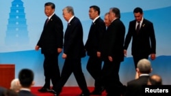 Си Ҷинпин, раисҷумҳури Чин, бо раҳбарони панҷ кишвари Осиёи Марказӣ. Чин, соли 2023