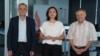 Victoria Coroban, gazda podcastului „Dincolo de știri”, alături de analiștii Nicolae Negru și Igor Boțan, în redacția Europei Libere de la Chișinău. 