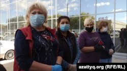 Предприниматели в Уральске, требующие продления графика работы торговых домов и отставки главного санитарного врача Западно-Казахстанской области, 18 сентября 2020 года. 