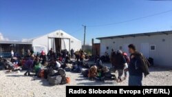 Migranti su prebačeni u prijemni centar u Đevđeliji 