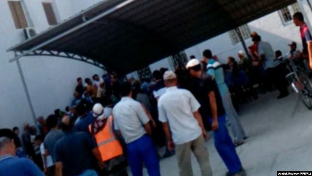 Türkmənistanda bankomatlar qarşısında növbə yaranıb