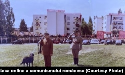 Nicolae Ceaușescu primește onorul armatei române în timpul unei vizite în țară.