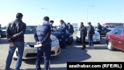 Полицейский досмотр частного транспорта (Иллюстративное фото)  