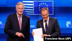 Michel Barnier (solda) sənəd layihəsini Donald Tusk-a təqdim edir