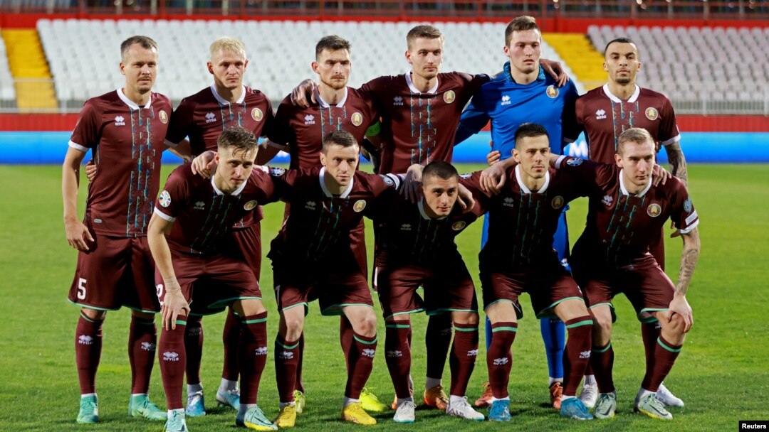 Jucătorii echipei naționale de fotbal din Belarus pozează într-o fotografie de grup înainte de meciul contra Elveției, 25 martie, stadionul Karadjordje din Novi Sad, în Serbia. Meciul a fost câștigat de naționala Elveției, cu scorul de 5-0.