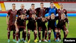 Jucătorii echipei naționale de fotbal din Belarus pozează într-o fotografie de grup înainte de meciul contra Elveției, 25 martie, stadionul Karadjordje din Novi Sad, în Serbia. Meciul a fost câștigat de naționala Elveției, cu scorul de 5-0.