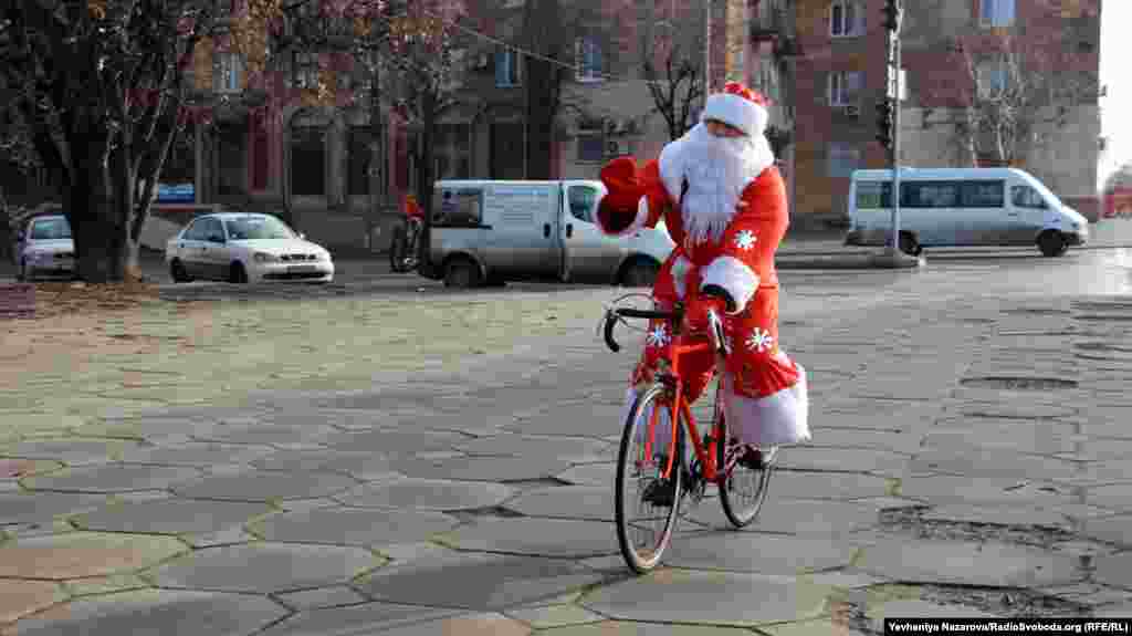 Коли зима настільки тепла, Санта Клаус може змінити упряжку оленів на велосипед &nbsp;