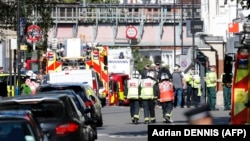 Pjesëtarë të shërbimeve të emergjencës afër stacionit të metros Parsons Green në Londër ku ka ndodhur sulmi me bombë 