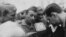 Громадяни Чехословаччини біля радіоприймача 27 серпня 1968 року